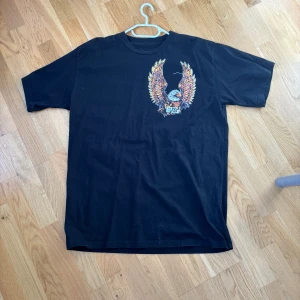 MM6 ’Eagle’ T-shirt - Från Maison Margielas sub-linje, MM6. Använd 2 gånger och därmed i nyskick i princip, utan några skavanker. Storlek M men sitter oversized.