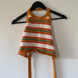 Topp - Säljer en stickad topp från Zara med öppen rygg & snörning i bak. Använd max 2 gånger