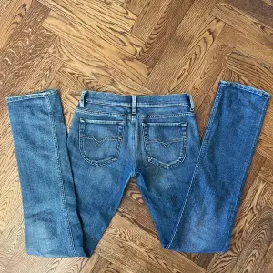 Vintage jeans från diesel. Färgen syns bäst på sista bilden. Midja 36,5cm rakt över. Innerbenslängd 85,5cm.