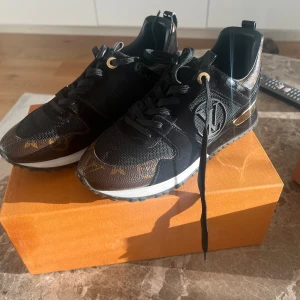 Louis Vuitton  - Louis vuitton run away trainer.  Använd ett fåtal gånger.  Väldigt bra skick. Det kommer med extra skosnören och skokartong.   Köptes från LV butik i Istanbul.  Nypris 11600 kr. Storlek 37  Hittar inte kvittot därav priset.