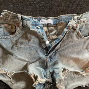 Jätte fina jeans shorts från zara köpta förra sommaren som tyvär inte kom till mycket användning , köpte för ca 400kr. För frågor kom privat.