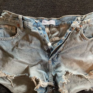 Zara jeans shorts  - Jätte fina jeans shorts från zara köpta förra sommaren som tyvär inte kom till mycket användning , köpte för ca 400kr. För frågor kom privat.