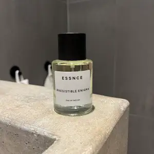 Parfym från Essnce, luktar precis som prada paradoxe. Testad en gång