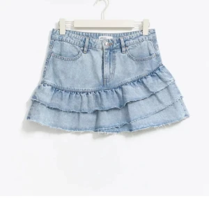 Jeanskjol med volanger - Säljer denna trendiga och slutsålda kjolen från ginatricot, perfekt till sommaren!🙌🏼Passar både 36/38 Kjolen är i nyskick, alltså aldrig använd!💞