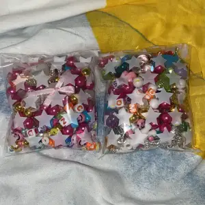 Två små påsar med olika pärlor i! Det finns olika typer av pärlor i ! 50 kr för båda påsarna, kommer inte öppna och visa varenda pärla som finns i tyvärr!!❤️ Swish eller köp nu! 