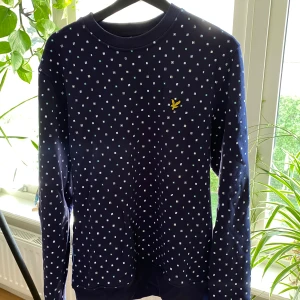 Lyle & Scott Tröja  - Säljer min tröja från Lyle & Scott då den ej kommer till användning längre, bra skick! Hör gärna av dig 