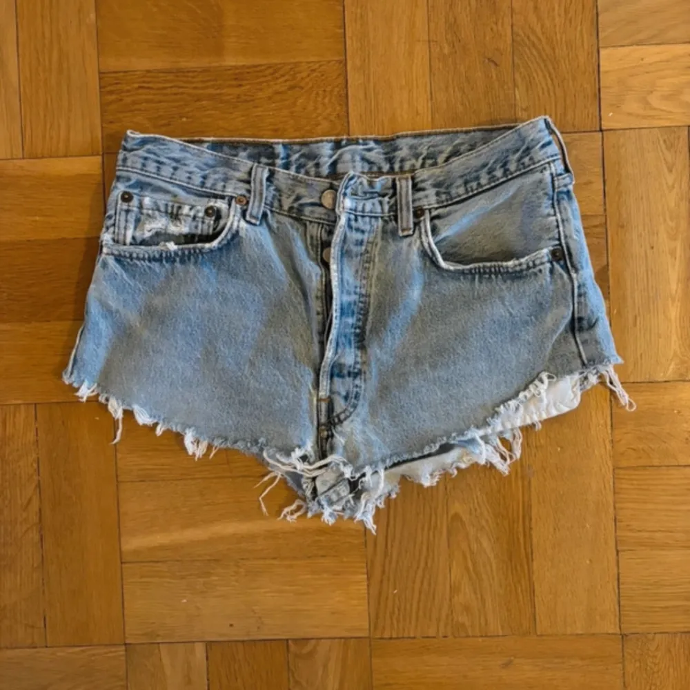 Super söta ljus blå Levis shorts i strl 38 perfekt nu till sommaren!💕 Då de är förstora har jag inga bilder med dem på🫶🏻. Shorts.