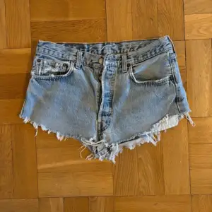 Super söta ljus blå Levis shorts i strl 38 perfekt nu till sommaren!💕 Då de är förstora har jag inga bilder med dem på🫶🏻