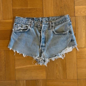 Levi’s shorts  - Super söta ljus blå Levis shorts i strl 38 perfekt nu till sommaren!💕 Då de är förstora har jag inga bilder med dem på🫶🏻