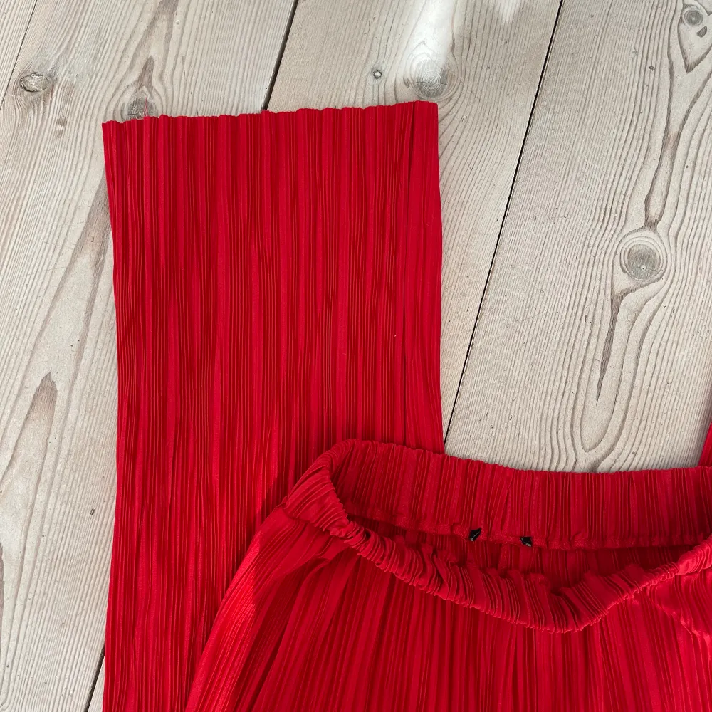 Röda byxor från Lindex som endast är använda en gång, alltså jättebra skick. Lite svalare, så perfekta nu till sommaren! 🫶Modellen heter ”Bella”. . Jeans & Byxor.