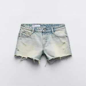 Lågmidjade shorts  - Helt nya lågmidjade shorts från zara, endast testade men är för stora. Har råkat slänga etiketten och kan därav inte returnera, därför säljer jag!💗 köp direkt för 300