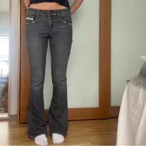 Diesel jeans i storlek W26 skulle säga mer W27 eftersom de töjde sig något. Bra skick, uppsydda som kan man kan sy tbx så längden blir 36.💞💞