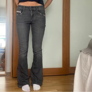 Diesel jeans - Diesel jeans i storlek W26 skulle säga mer W27 eftersom de töjde sig något. Bra skick, uppsydda som kan man kan sy tbx så längden blir 36.💞💞