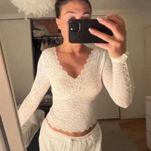 Dazy spets topp - Säljer denna super fina toppen från dazy, helt ny med lappen kvar! Storlek S