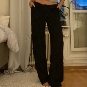 Kostymbyxor  - De perfekta kostymbyxorna med kritstreck! Går att ha vanligt eller mer lågmidjat gebom att vika ner midjan! Fejk fickor baktill!   Köpta secound hand så finns inget märke  