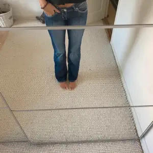 Armani jeans strolek XS-S i gott skick jag är 167 cm för referens🌟