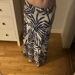 Lång kjol - Super fin långkjol!! Köpt från för länge sedan, och säljer så jag tycker den är lite kort (jag är 175 för referens). Bra skick, dock lite omgjord från klänning till kjol🥰