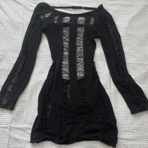 klänning/tröja med öppen rygg - fungerar både som klänning och tröja, stretchigt material så den passar oxå som S. skitsnyggt med en svart bikiniöverdel under <3