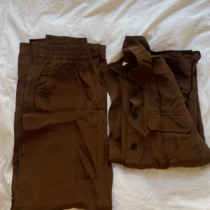 Brunt set - Brunt luftigt set, perfekt till varma dagar💖storlek xs men skulle säga mer som S-M beroende på hur man vill att det ska sitta 