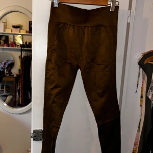 Guldiga träningstights - Storlek: M Använd: 1 gång