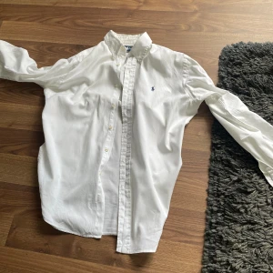 Raffe skjorta - Haft den ett tag nu och har ej kommit till användning. Inga stora synliga defekter men det finns och jag skickar självklart en bild om du vill se dom. pris kan sänkas vid snabb affär 