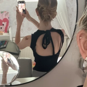 Topp zara - Säljer denna söta topp med öppen rygg från zara i storlek s då jag aldrig använt den💓