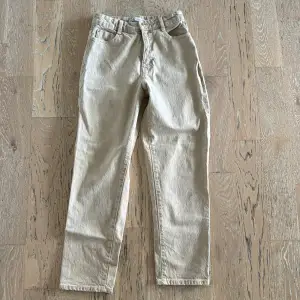 ett par beiga jeans från zara, strl 36. fint skick! 💕