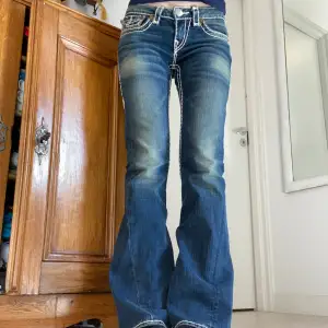 Eftertraktade True Religion jeans i modellen Joey super T. Midjemått: 76cm (insydda) Innerbenslängd: ca 87cm. Köptes här på plick. Fråga gärna om du har några funderingar!😊💗