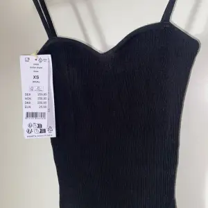 ”Knitted singlet” från Gina Tricot i storlek XS. Aldrig använd + prislapp kvar. Original pris: 259kr
