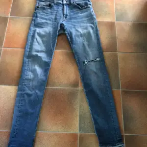 Säljer ett par snygga tiger of Sweden jeans då dom är för små! Storlek 30/34, skick 9-10, skriv för minsta fundering🍾