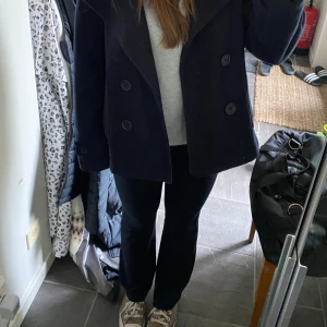 Mörkblåa yoga pant från Gina Tricot - Jag säljer mina yoga pants eftersom de ointelligent riktigt satt som jag tänkt, använda max 4 gånger!💞 Jag spretade upp sömmen längst ner ihop om att de skulle sitta bättre men annars är de i bra skick!☺️