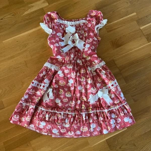 Klänning  - Handsydd klänning i nyskick. Bra kvalitet!