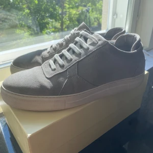 Axel Arigato skor - Köpa av min kompis men de var lite för stora så ja säljer vidare. Skorna  är köpta fran arigatos hemsida och är i bra skick bortom att dom är lite smätt skitiga. Storlek 43. Kontakta gärna om du har flera frågor. Proset går att diskuteras. 