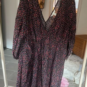 Klänning hm storlek L - Söt nästan oanvänd klänning, storlek L