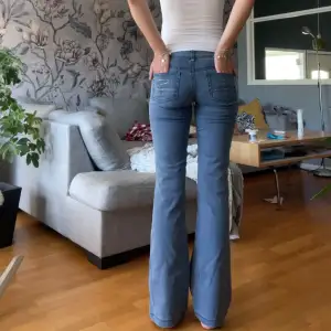 jag är 179 cm & de är såå fina i längden!!! lowwaist jeans bootcut, tyvärr för små i midjan så får knappt på knappen & säljer därför :( uppskattad stl är 27/34, kan fixa exakta mått vid behov!!❤️❤️