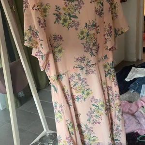 Klänning  - Söt klänning stl 40