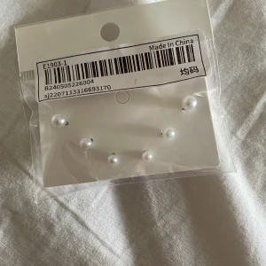 Örhängen  - Säljer dessa små örhängen. Inte öpnnade. Från shein.