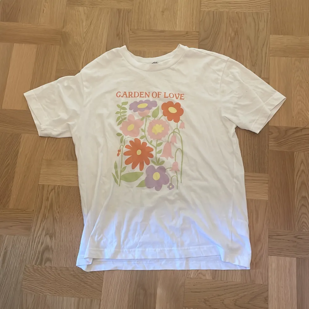 T-shirt med tryck ”garden of love”❤️ hyfsat oversized❤️bara använt ett fåtal gånger❤️. T-shirts.