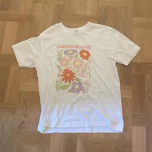 T-shirt med tryck ”garden of love”❤️ hyfsat oversized❤️bara använt ett fåtal gånger❤️