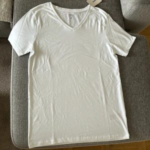 T-shirt - Helt ny, lappen sitter kvar