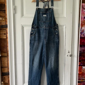 Levi”s snickarbyxor - St S. Oanvända hängaelbyxor. 