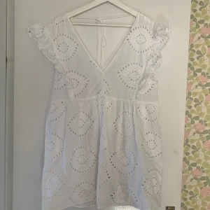 Sommar klänning  - Sommar klänning med broderi detaljer, låg rygg 