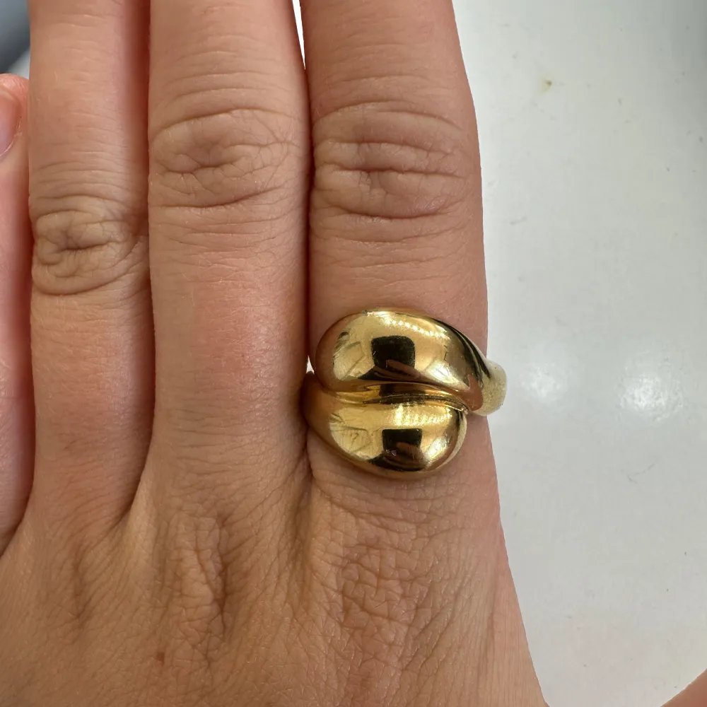 Super fin ring från Edblad. Säljer pågrund av att den inte kommer till andvändning🩷. Accessoarer.