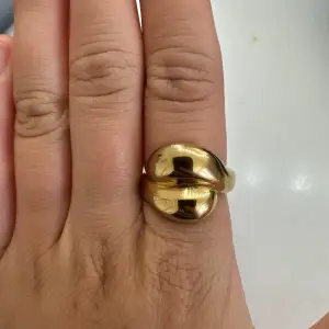 Super fin ring från Edblad. Säljer pågrund av att den inte kommer till andvändning🩷