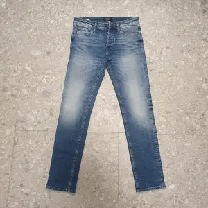 Säljer ett par jack & jones jeans//utmärkt skick// storlek W31 L32// hör av dig vid frågor ;)