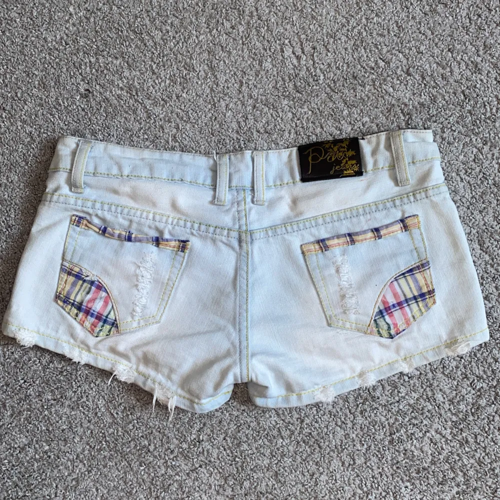 Supersnygga lågmidjade jeansshorts med slitningar🤩Midjemått 41 cm💕 Superbra skick, säljs för tyvärr lite stora på mig❤️Storlek står ej men skulle gissa på S/M💓. Shorts.