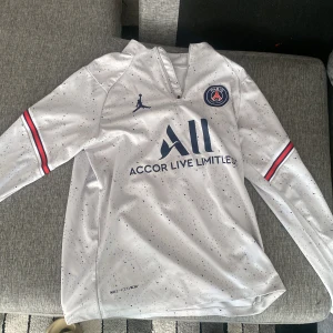 Paris tröja  - Vattentätt material, med en figursydd passform och en elegant vit färg. Skönt o ha  under dagarna och dessutom så kan du ha det tröjan under alla årstider 