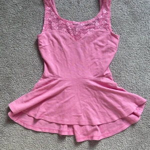 Rosa topp/rosa linne - En jättesöt rosa topp/linne ifrån ginatricot😍 Den är rosa med spets och en liten volangkjol💞I storlek S! Hör av er om ni har några frågor eller är intresserade!