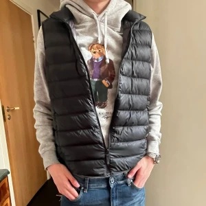 Ralph Lauren Hoodie - Säljer min riktigt feta Ralph Lauren hoodie. Har ett nypris på ca 2500 kr och är i helt perfekt skick. Inga defekter, som ny. Passar perfekt att ha under sommarkvällar, riktigt snygg design på hoodien enligt mig. Hör av er vid intresse! 