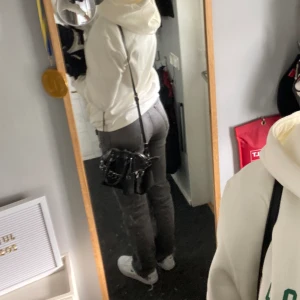 Gråa jeans - Zara - Snygga gråa jeans från zara. Modellen är midrise och har slitningar nertill. Passar Mig som är 170. Storlek 36